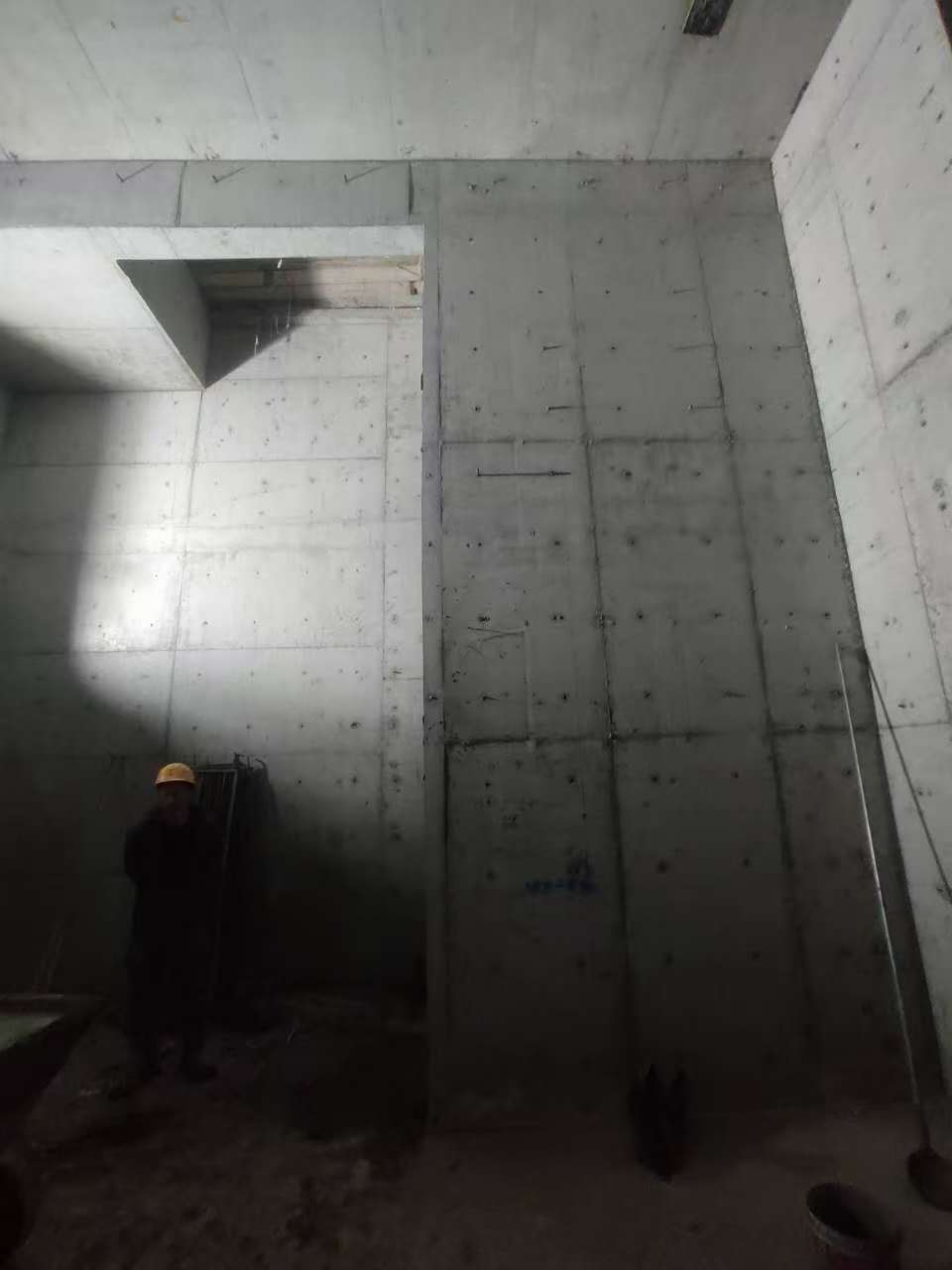 宋洛乡墙上开槽钢筋断了有影响吗